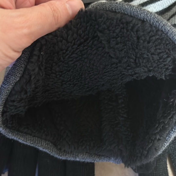 Bundle True religion -Two  hats & Two gloves - Picture 8 of 14